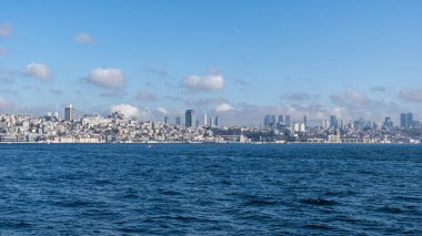 İSTANBUL, TURKEY - 24 Mart 2023: denizden İstanbul şehrine, modern binalar ve gökdelenler
