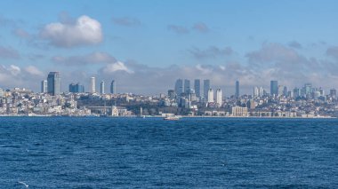 İSTANBUL, TURKEY - 24 Mart 2023: denizden İstanbul şehrine, modern binalar ve gökdelenler
