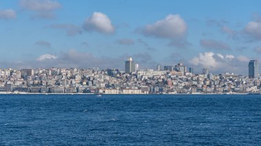 İSTANBUL, TURKEY - 24 Mart 2023: denizden İstanbul şehrine, modern binalar ve gökdelenler