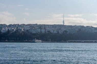 İSTANBUL, TURKEY - 24 Mart 2023: Deniz manzaralı İstanbul 'daki apartman binaları