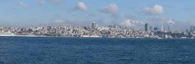 İSTANBUL, TURKEY - 24 Mart 2023: denizden İstanbul şehrine, modern binalar ve gökdelenler