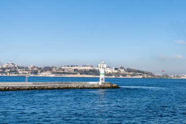 İSTANBUL, TURKEY - 24 Mart 2023 Marmara Denizi kıyısındaki antik kale ve saray manzarası