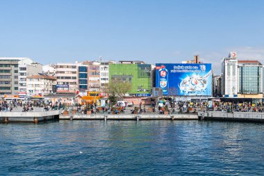 İSTANBUL, TURKEY - 24 Mart 2023: İnsanlar İstanbul Boğazı 'ndaki yerleşim alanlarında yürüyorlar