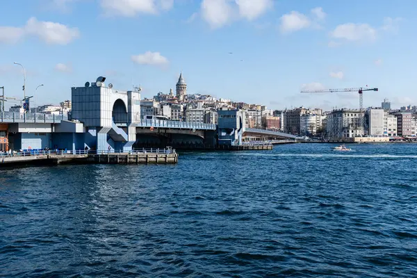 ISTANBUL, TURKEY - 24 Mart 2023: Golden Horn popüler turizm beldesi üzerindeki Galata Köprüsü 'ndeki restoranlar sırası