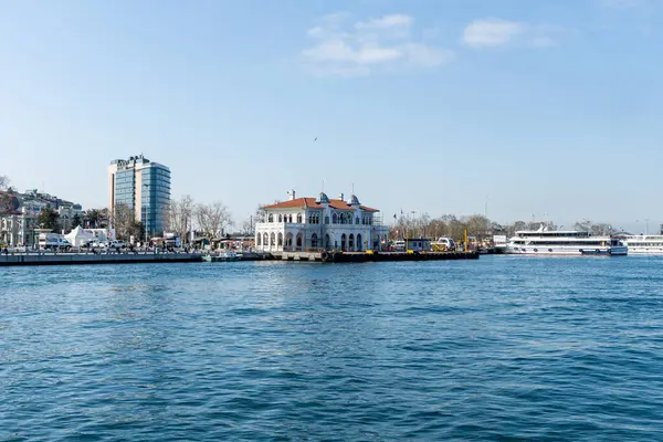 İSTANBUL, TURKEY - 24 Mart 2023 Harem feribot terminali bahar görüntüsü