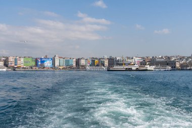İSTANBUL, TURKEY - 24 Mart 2023: Türk bayrağıyla İstanbul kıyılarının bahar manzarası