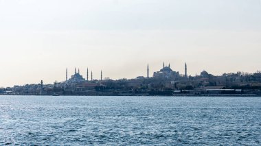 İSTANBUL, TURKEY - 24 Mart 2023: Cami ve diğer tarihi binalarla İstanbul kıyıları