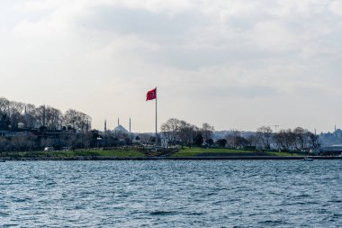 İSTANBUL, TURKEY - 24 Mart 2023: Cami ve diğer tarihi binalarla İstanbul kıyıları