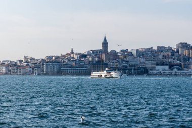 İSTANBUL, TURKEY - 24 Mart 2023: Konut binaları ve Galata Kulesi kıyı şeridi