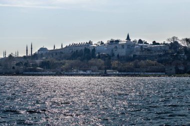 İSTANBUL, TURKEY - 24 Mart 2023: Cami ve diğer tarihi binalarla İstanbul kıyıları