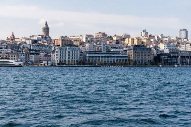 İSTANBUL, TURKEY - 24 Mart 2023: Konut binaları ve Galata Kulesi kıyı şeridi