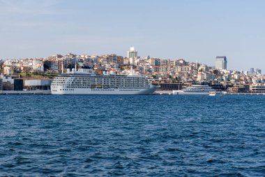 İSTANBUL, TURKEY - 24 Mart 2023: İstanbul açıklarında güzel bir bahar gününde turist teknesi