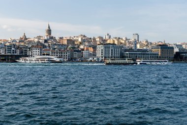 İSTANBUL, TURKEY - 24 Mart 2023: Konut binaları ve Galata Kulesi kıyı şeridi