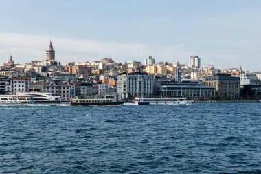 İSTANBUL, TURKEY - 24 Mart 2023: Konut binaları ve Galata Kulesi kıyı şeridi