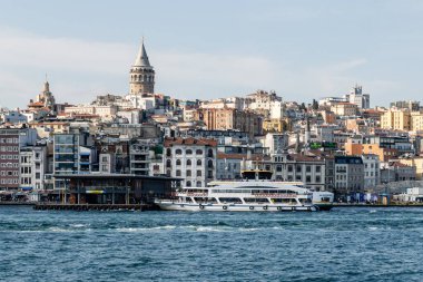 İSTANBUL, TURKEY - 24 Mart 2023: Konut binaları ve Galata Kulesi kıyı şeridi