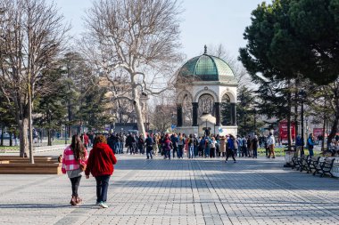 İSTANBUL, TURKEY - 25 Mart 2023: Şehir merkezindeki Sultanahmet Meydanı 'ndaki Alman Çeşmesi