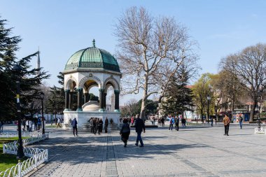 İSTANBUL, TURKEY - 25 Mart 2023: Şehir merkezindeki Sultanahmet Meydanı 'ndaki Alman Çeşmesi