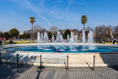 İSTANBUL, TURKEY - 25 Mart 2023: Sultan Ahmet Parkı Sultanahmet Meydanı 'ndan görüş ve çeşme