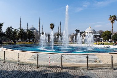 İSTANBUL, TURKEY - 25 Mart 2023: Sultan Ahmet Parkı Sultanahmet Meydanı 'ndan görüş ve çeşme