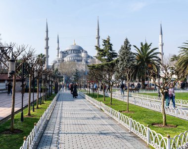 İSTANBUL, TURKEY - 25 Mart 2023: Şehir merkezindeki Sultanahmet Meydanı 'ndan görüntü