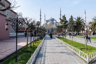 İSTANBUL, TURKEY - 25 Mart 2023: Şehir merkezindeki Sultanahmet Meydanı 'ndan görüntü