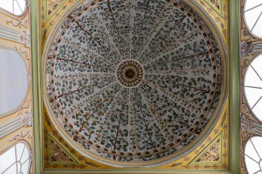ISTANBUL, TURKEY - 25 Mart 2023: İç parça güzel boyanmış kubbe tavan Dilekçeler Odası popüler turizm merkezi