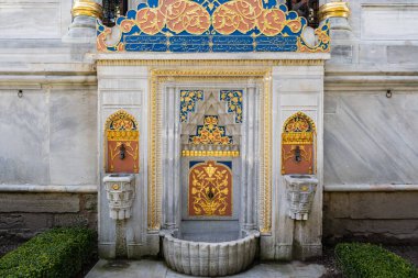 İSTANBUL, TURKEY - 25 Mart 2023: Sultan 'ın sarayının avlusundaki antik bir binanın duvarı