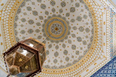 ISTANBUL, TURKEY - 25 Mart 2023: İç parça güzel boyanmış kubbe tavan Dilekçeler Odası popüler turizm merkezi