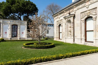 ISTANBUL, TURKEY - 25 Mart 2023: Topkapı Sarayı 'nın bahar günü avlusunun manzarası büyük bir müze ve kütüphanedir.