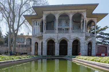 ISTANBUL, TURKEY - 25 Mart 2023: Topkapı Sarayı 'nın bahar günü avlusunun manzarası büyük bir müze ve kütüphanedir.