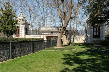 ISTANBUL, TURKEY - 25 Mart 2023: Topkapı Sarayı 'nın bahar günü avlusunun manzarası büyük bir müze ve kütüphanedir.