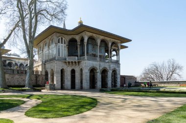 ISTANBUL, TURKEY - 25 Mart 2023: Topkapı Sarayı 'nın bahar günü avlusunun manzarası büyük bir müze ve kütüphanedir.