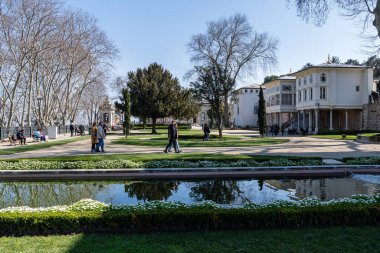 ISTANBUL, TURKEY - 25 Mart 2023: Topkapı Sarayı 'nın bahar günü avlusunun manzarası büyük bir müze ve kütüphanedir.