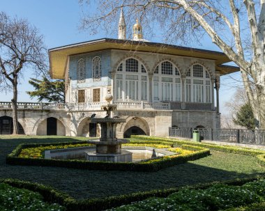 ISTANBUL, TURKEY - 25 Mart 2023: Topkapı Sarayı 'nın bahar günü avlusunun manzarası büyük bir müze ve kütüphanedir.