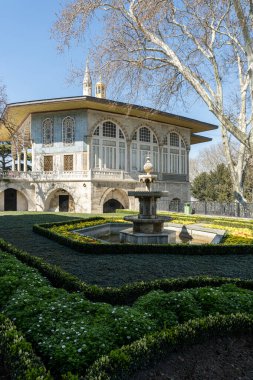ISTANBUL, TURKEY - 25 Mart 2023: Topkapı Sarayı 'nın bahar günü avlusunun manzarası büyük bir müze ve kütüphanedir.