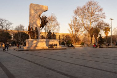 İSTANBUL, TURKEY - 25 Mart 2023: Halkla birlikte Fatih Anıt Parkı 'nda gün batımı ışığı Sultan Mehmet II.