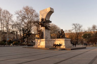 İSTANBUL, TURKEY - 25 Mart 2023: Halkla birlikte Fatih Anıt Parkı 'nda gün batımı ışığı Sultan Mehmet II.