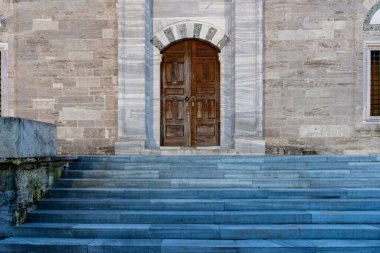 İSTANBUL, TURKEY - 25 Mart 2023: İlkbaharda gün batımında Fatih Camii