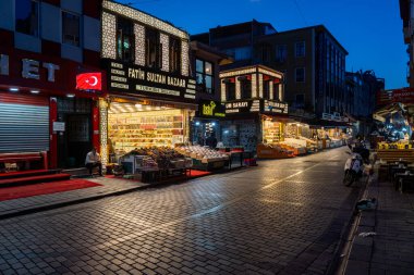 İSTANBUL, TURKEY - 25 Mart 2023: geleneksel gıda mağazası. Tatlılar, kuru yiyecekler.