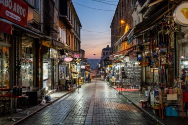 İSTANBUL, TURKEY - 25 Mart 2023: geleneksel gıda mağazası. Tatlılar, kuru yiyecekler.