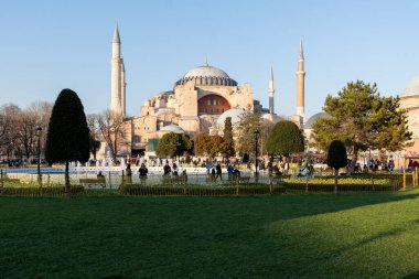 İSTANBUL, TURKEY - 26 Mart 2023: Mavi Camiye ve Sultan Ahmet Park kültürel ve mimari güzelliğine bakın