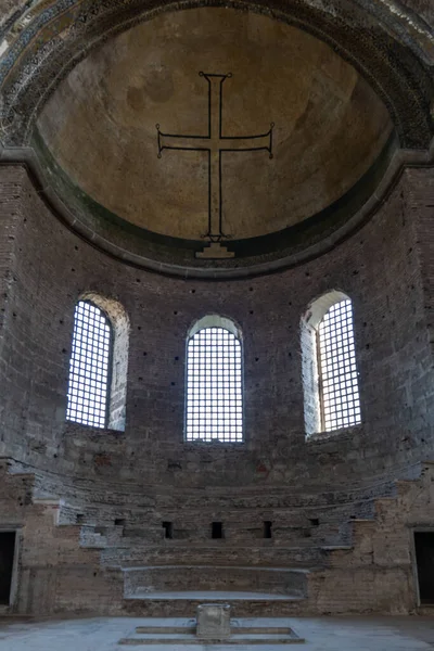 İSTANBUL, TURKEY - 25 Mart 2023: İç Hagia Eirene sadece camiye çevrilmemiş bir ortodoks kilisesine hayatta kalmış