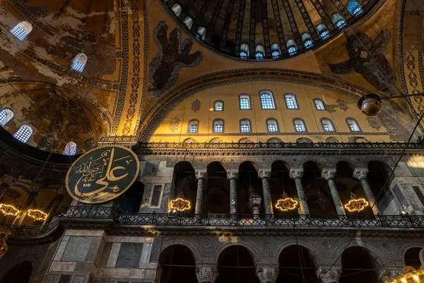 İSTANBUL, TURKEY - 26 Mart 2023: Ayasofya Büyük Camii İçişleri