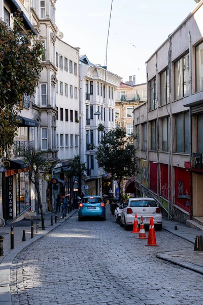 İSTANBUL, TURKEY - 27 Mart 2023: Eski evleri, dükkanları ve restoranları olan dar ve güzel bir cadde