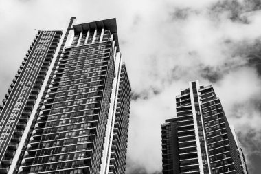 TORONTO, CANADA - Haziran 09, 2024: Siyah ve beyaz modern gökdelen yüksek mimari binalar şehir merkezinde gökyüzü