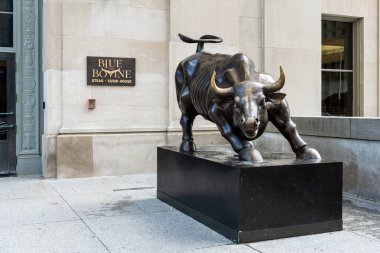 TORONTO, CANADA - Haziran 09, 2024: Union Station yakınlarındaki Blue Bovine Steak 'in dışındaki bronz boğa simgesi