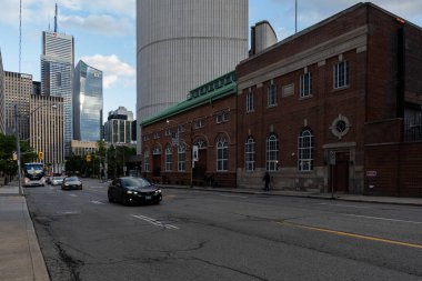 TORONTO, CANADA - Haziran 09, 2024: Yaz günü şehir merkezindeki yüksek binalar arasında modern şehir caddesi