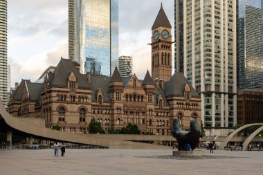 TORONTO, CANADA - 09 Haziran 2024: Nathan Phillips Meydanı 'ndaki Eski Toronto Belediye Binası