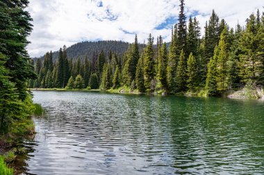 E.C. 'deki güzel Dağ Şimşek Gölü. Manning Park İngiliz Kolombiyası Kanada