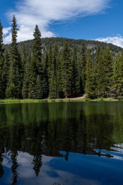 E.C. 'deki güzel Dağ Şimşek Gölü. Manning Park İngiliz Kolombiyası Kanada